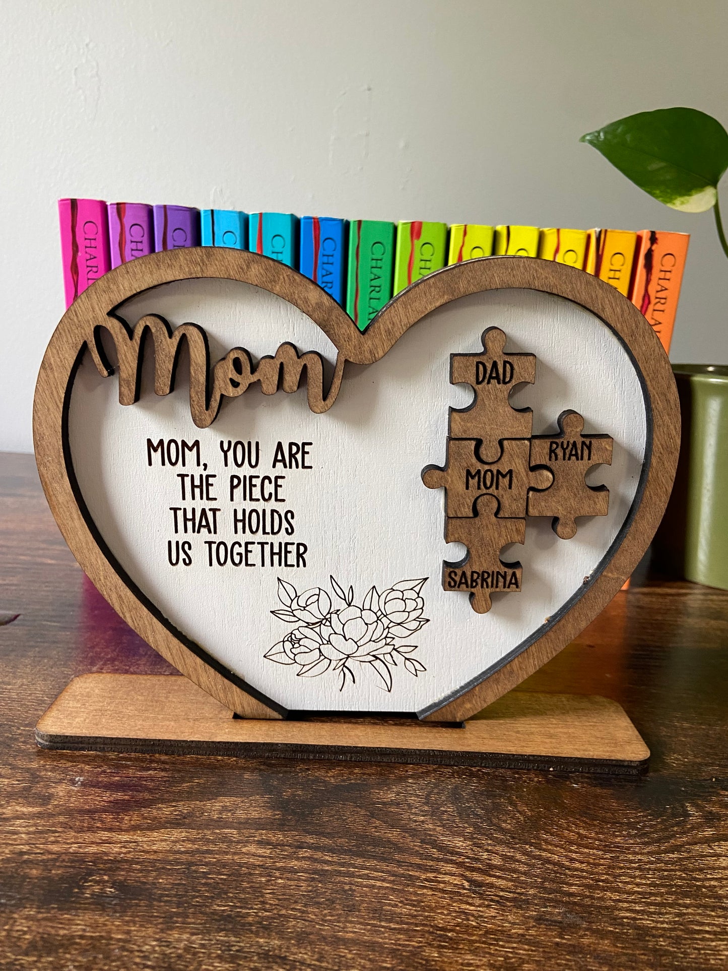 Mom, The Piece That Holds Us Together - Custom Puzzle Piece Sign / Desk Sitter